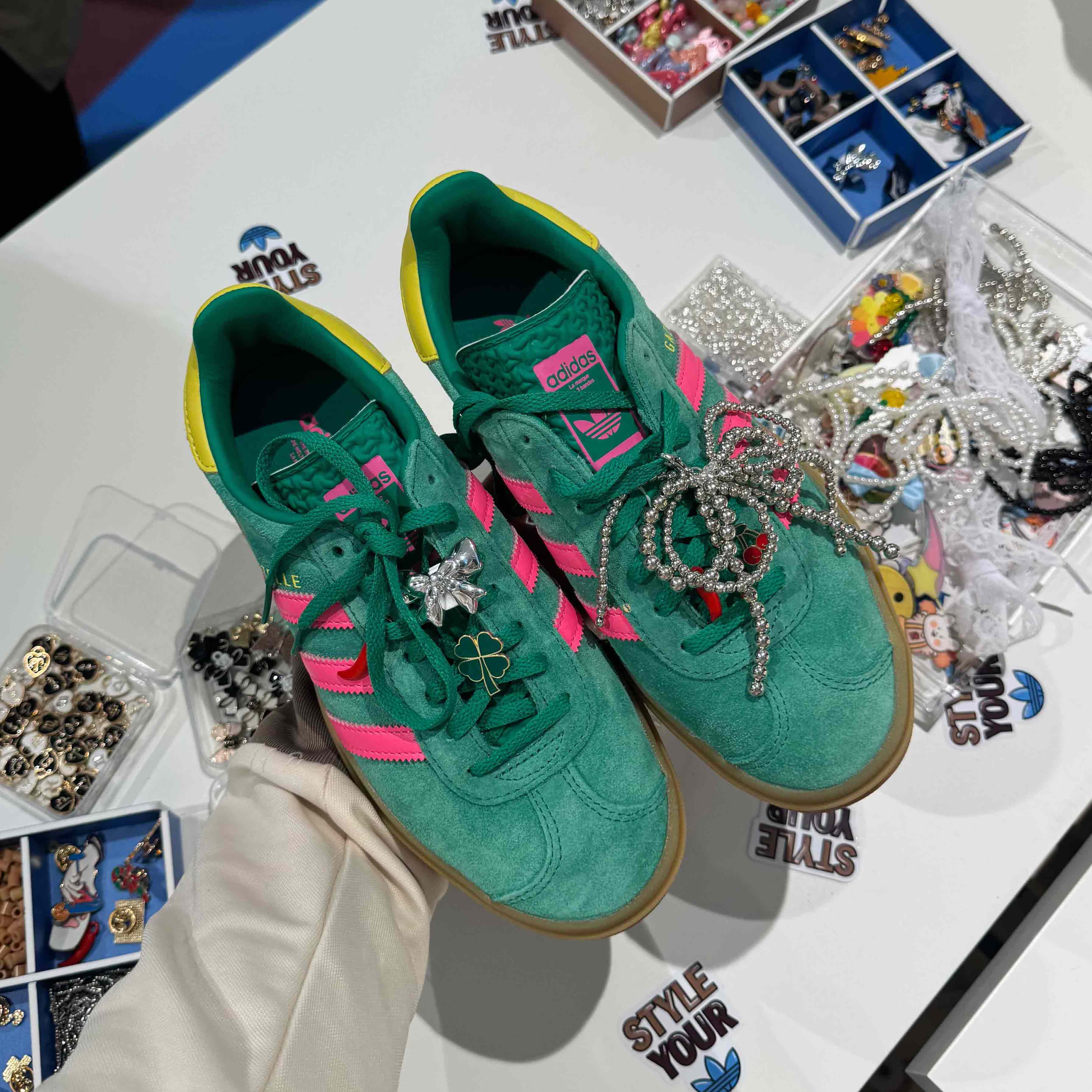 collanine colorate x adidas