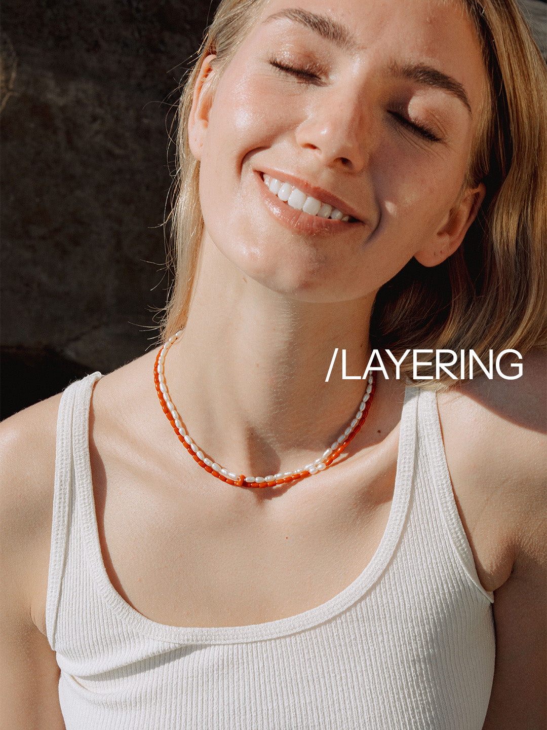 Come indossare più collanine e braccialetti insieme per creare un look unico