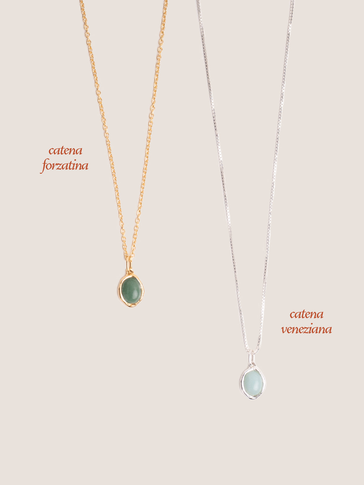 Ciondoli Pietre della Nascita in giada verde color oro con catenina forzatina e ametista in argento con catenina veneziana, fotografia still life su sfondo neutro.