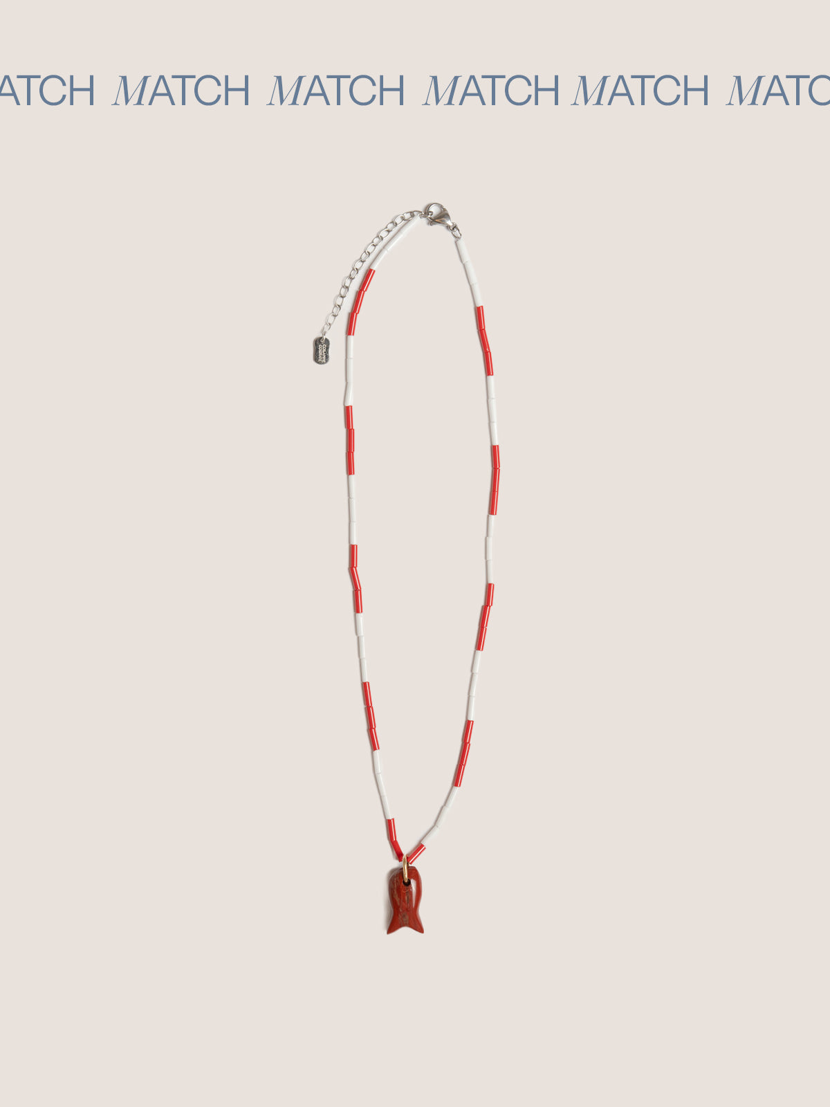 Collanina color block con perline di vetro rosse e bianche e ciondolo pesce in diaspro rosso, gioiello artigianale, fotografia prodotto su sfondo neutro