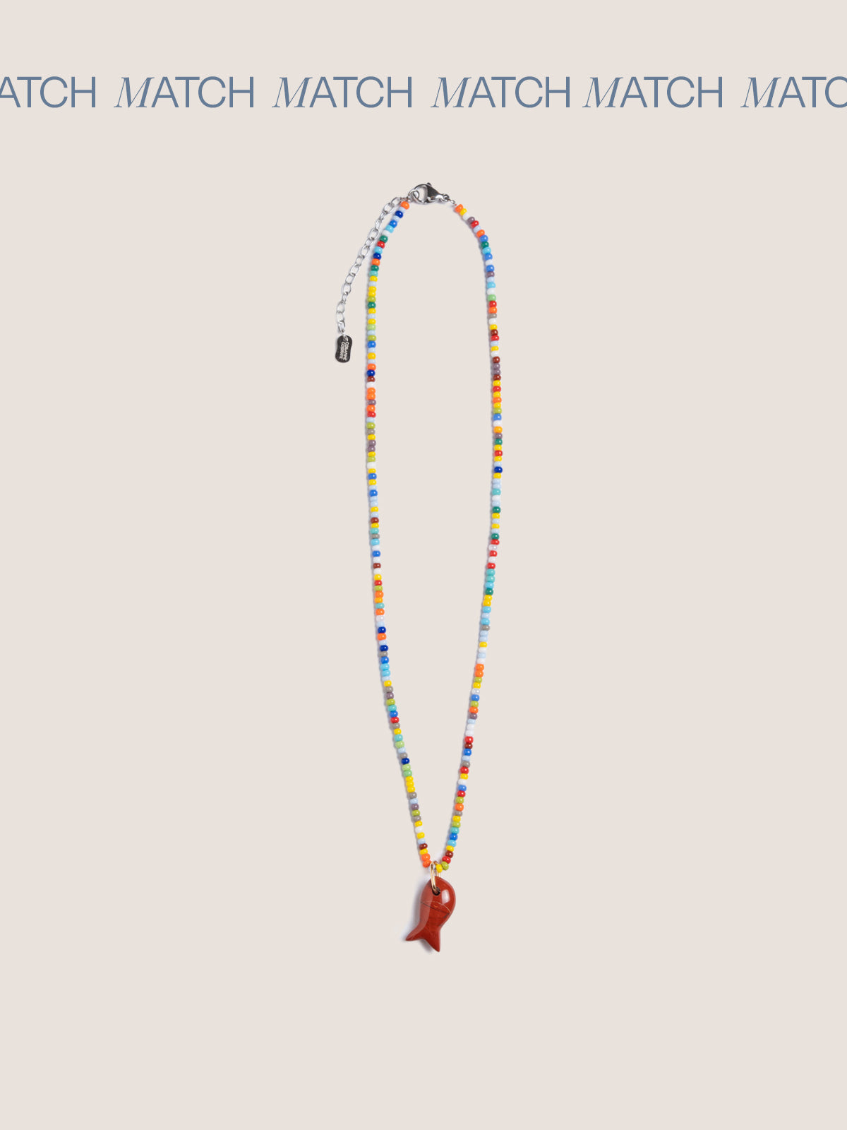 Collanina mini colorata con perline di vetro colorate e ciondolo pesce in diaspro rosso, gioiello artigianale, fotografia prodotto su sfondo neutro