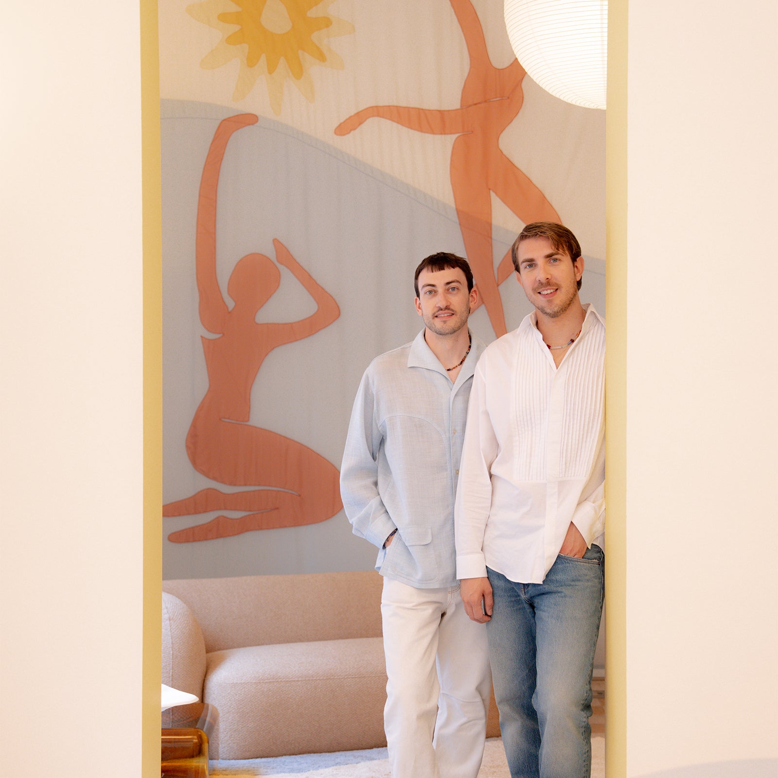 Lorenzo Franchini e Giacomo Giovagnoli, fondatori di Collanine Colorate, all’interno del negozio di Via Mameli a Milano