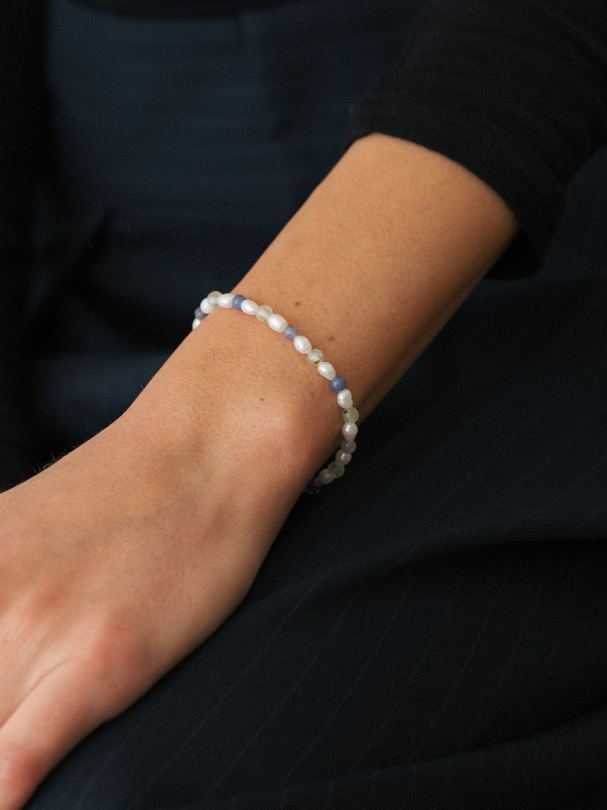 Braccialetto realizzato con perle di fiume intervallate a sodalite e prenite,
foto indossata su modella