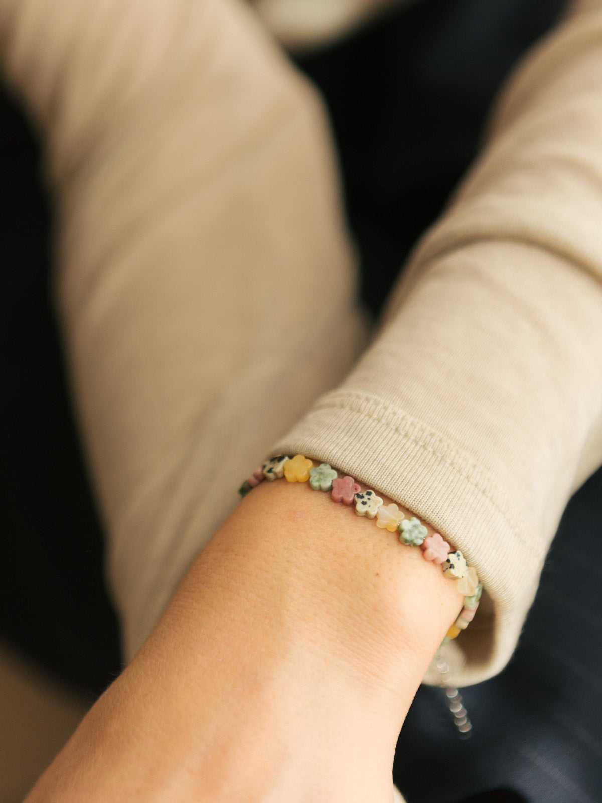Bracciale con pietre dure a forma di mini fiori, foto indossata su modella