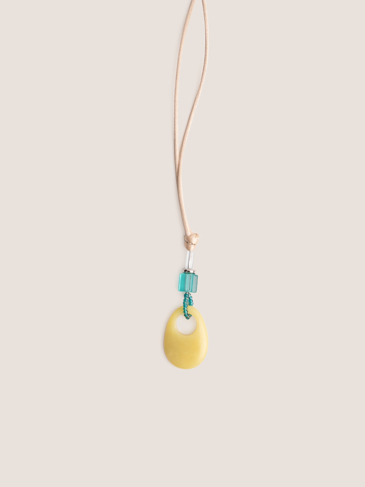 Collana Pendente con filo in raso beige e pendente centrale in pietra dura giada limone