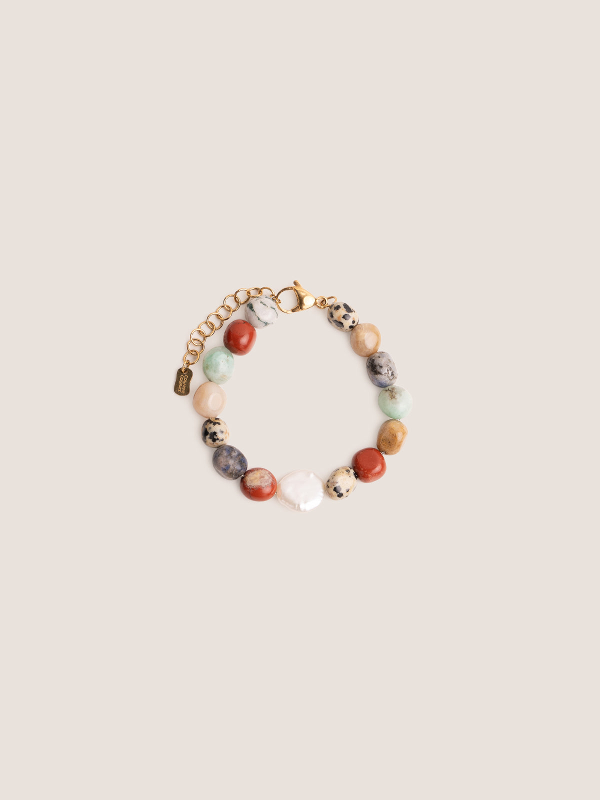 Bracciale Bold con diaspro rosso, lapislazzuli, diaspro dalmata e perla centrale, fotografia still life su sfondo neutro.