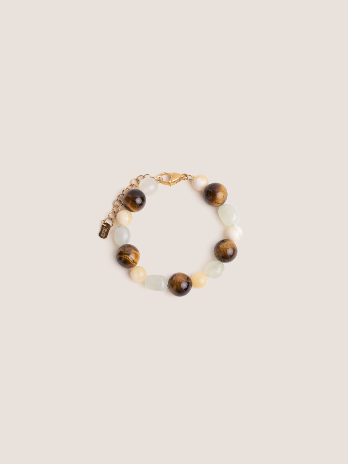 Bracciale con occhio di tigre, madreperla e new jade, fotografia still life su sfondo neutro.