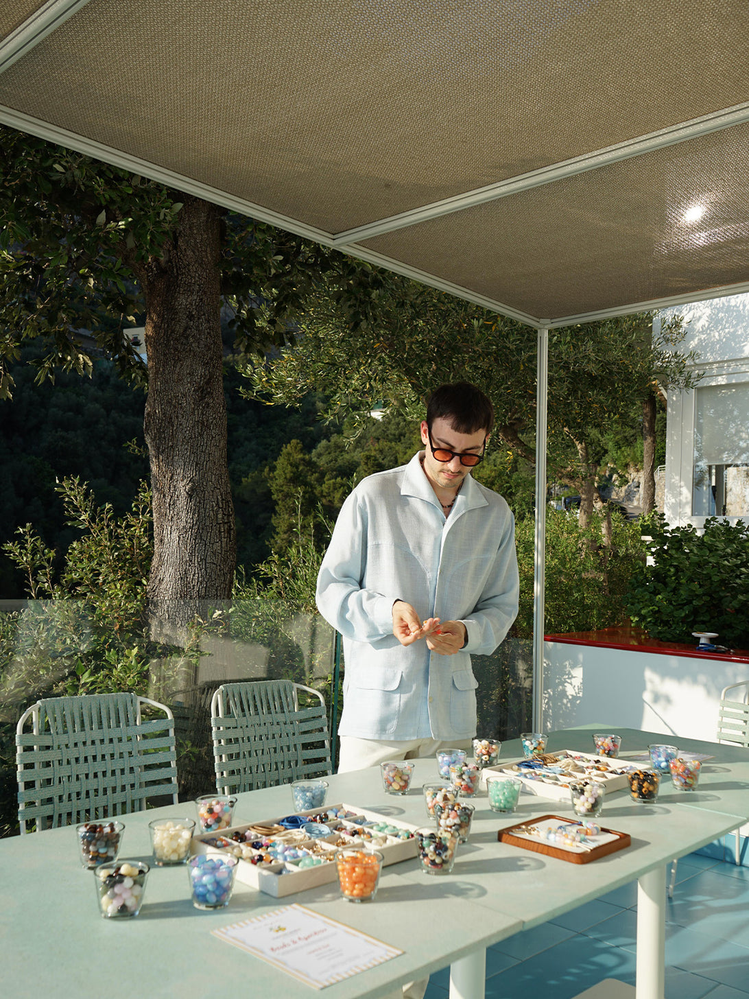 Preparazione della tavola per un workshop con gli ospiti di Casa Angelina in un dehors all’aperto