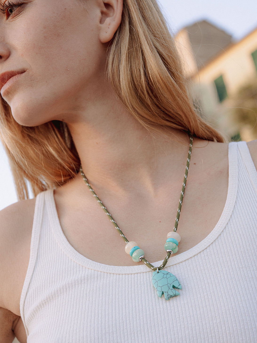 Collana Flowze x Collanine Colorate green indossata da ragazza in primo piano, gioiello artigianale