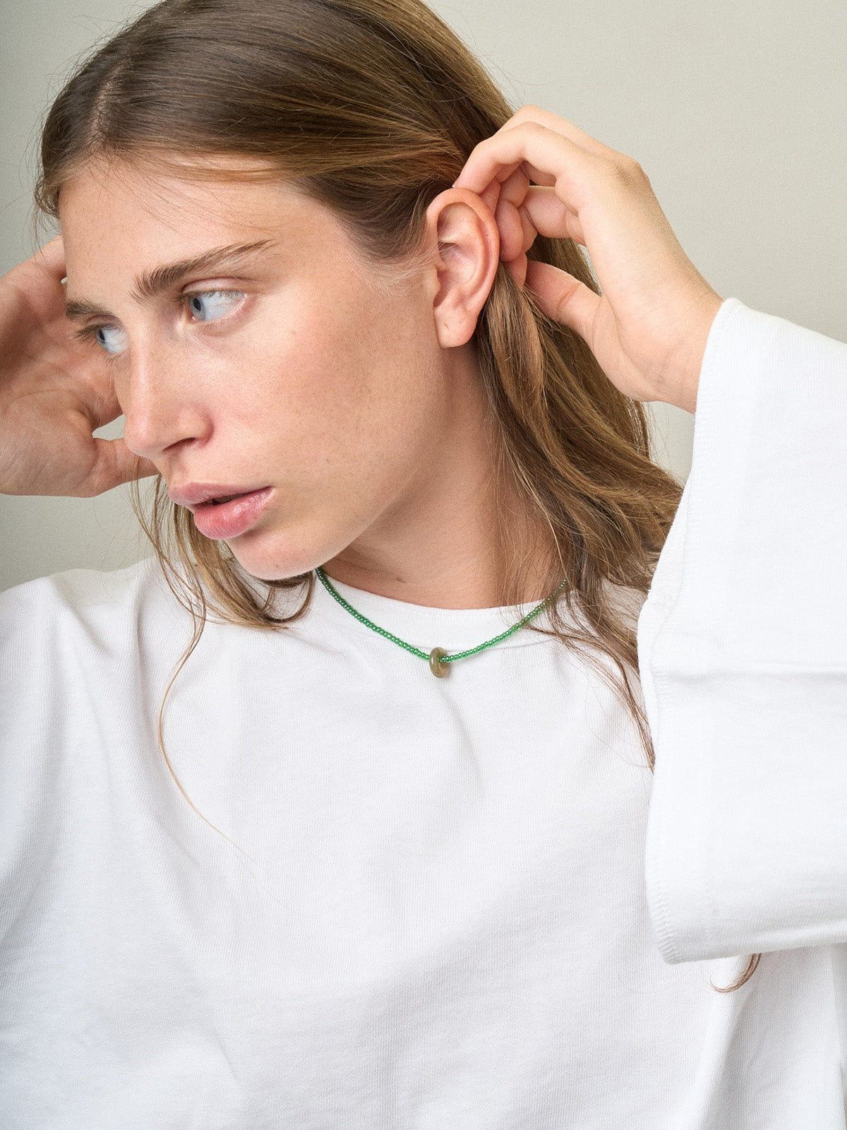 Collana Slide con perline mini verdi traslucide e dettaglio passante centrale in agata foto indossata su modella