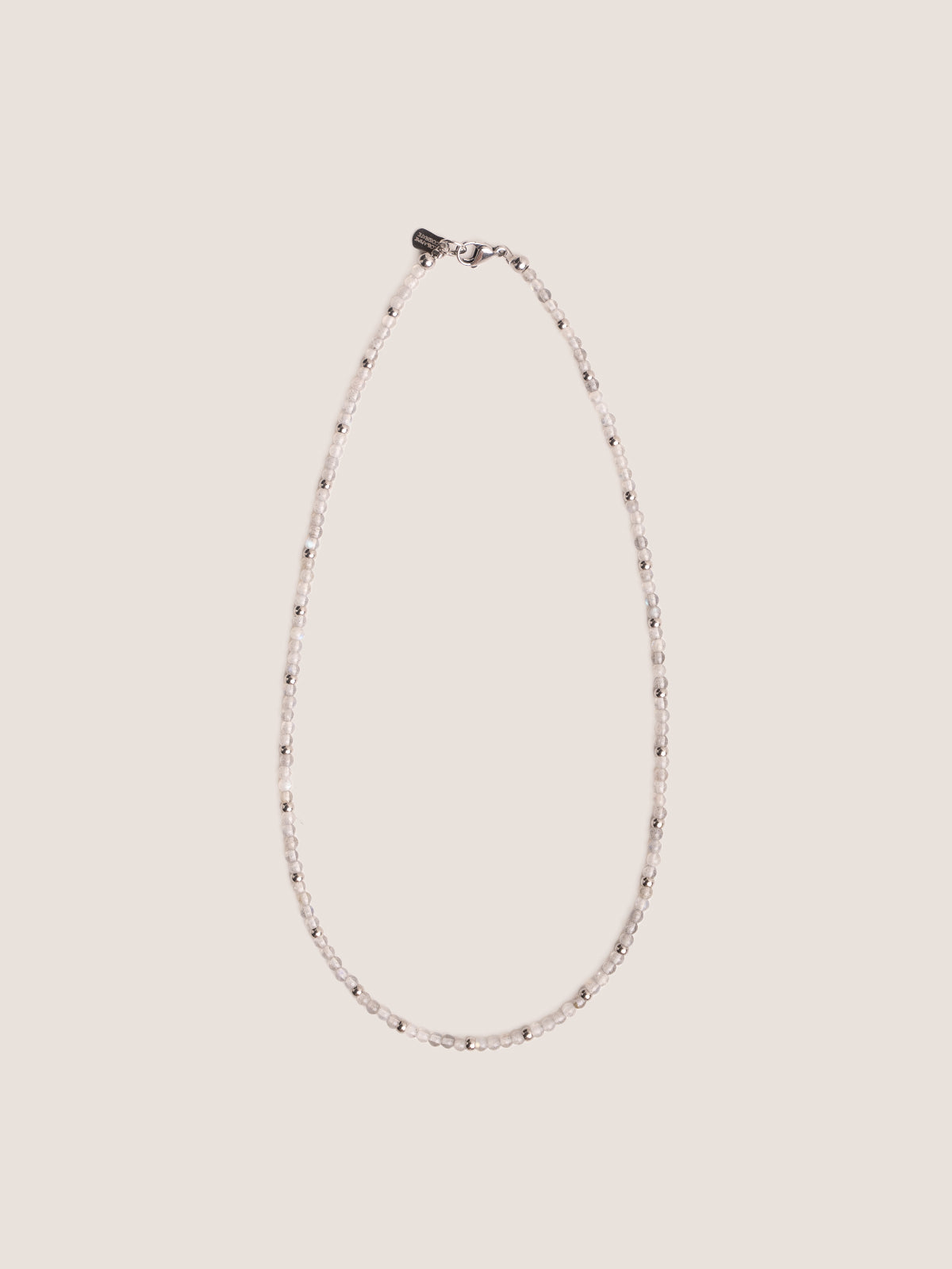 Collana girocollo con mini perline di labradorite e intermezzi in acciaio, foto still life su sfondo neutro
