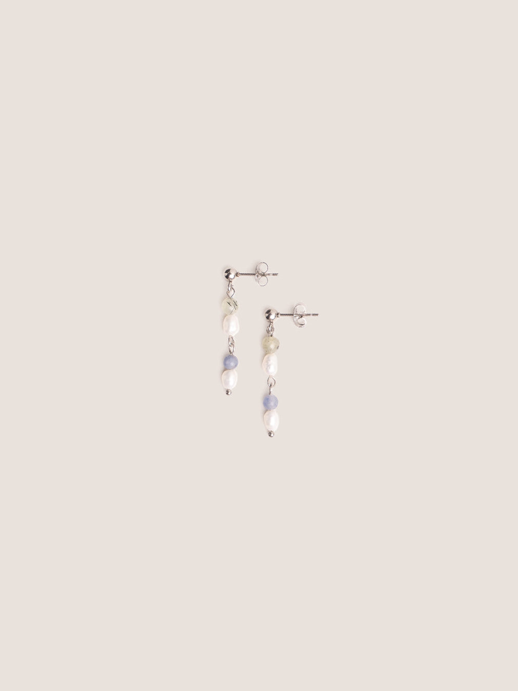 orecchini realizzati con perle di fiume alternate a sodalite e prenite 
foto still life con sfondo neutro