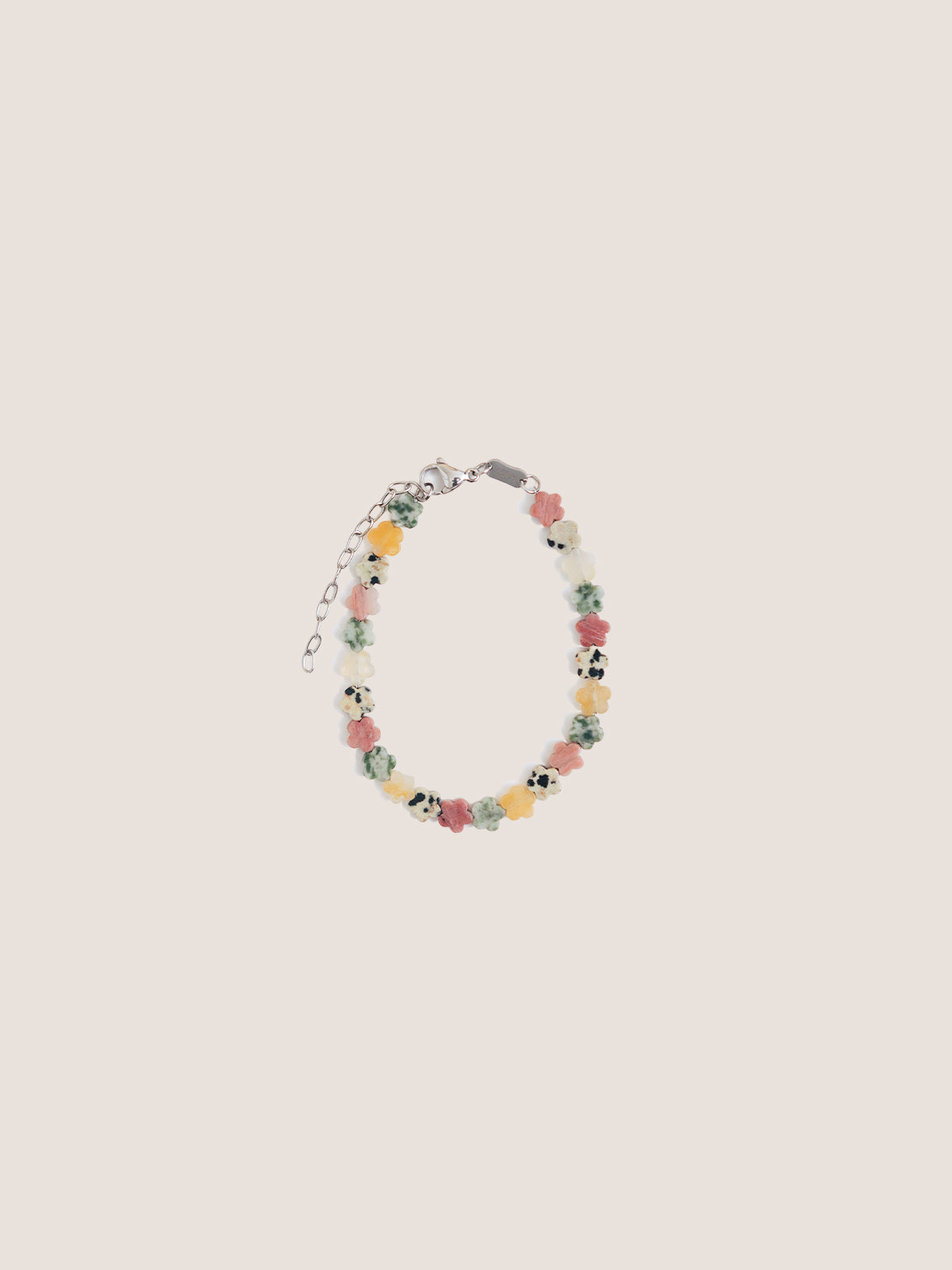 Bracciale realizzato con un’alternanza di pietre dure a forma di fiore.
Foto still life su sfondo neutro.