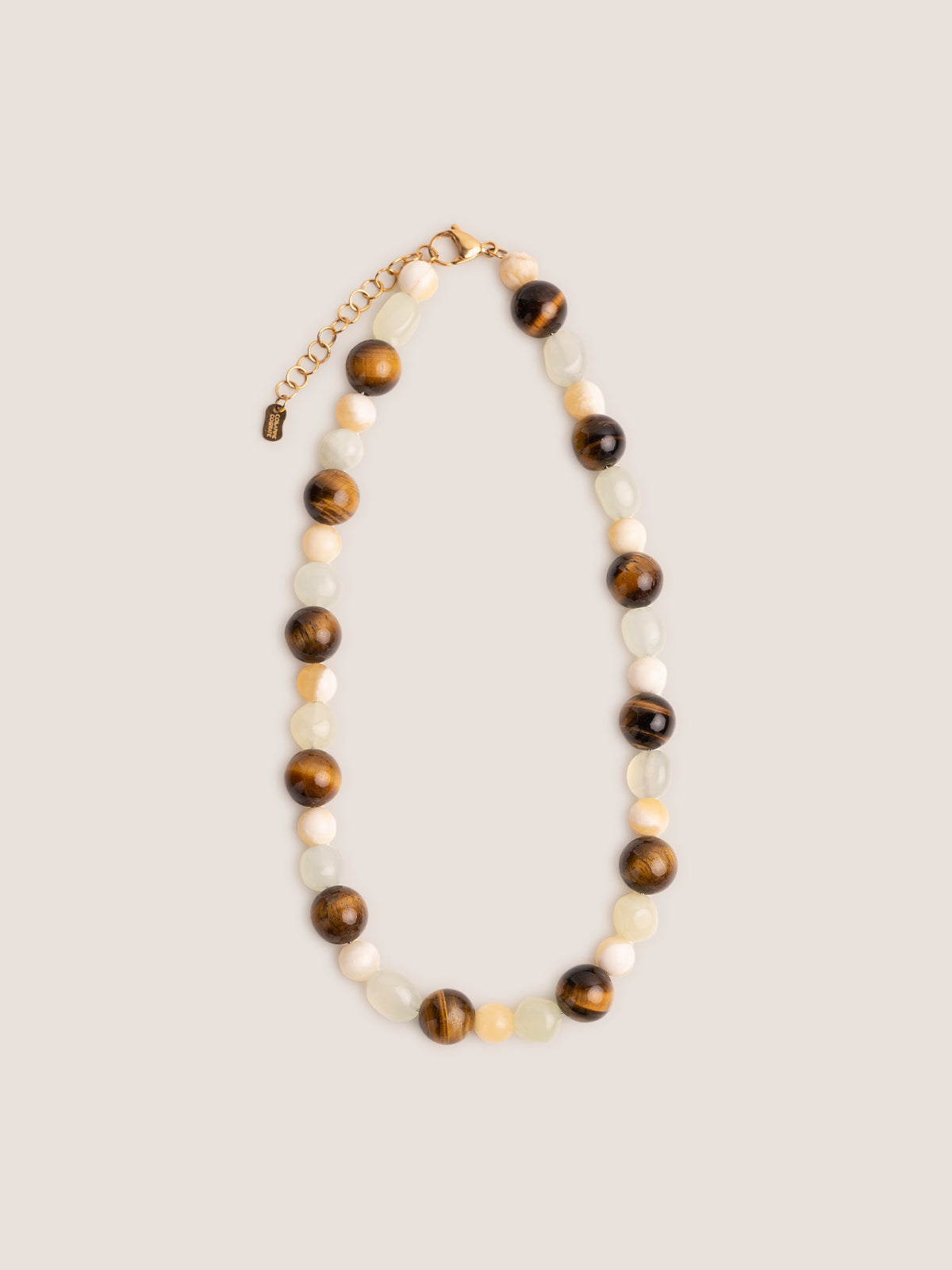 Collanina realizzata con un’alternanza di pietre dure tra cui occhio di tigre, madreperla e new jade e foto su sfondo bianco