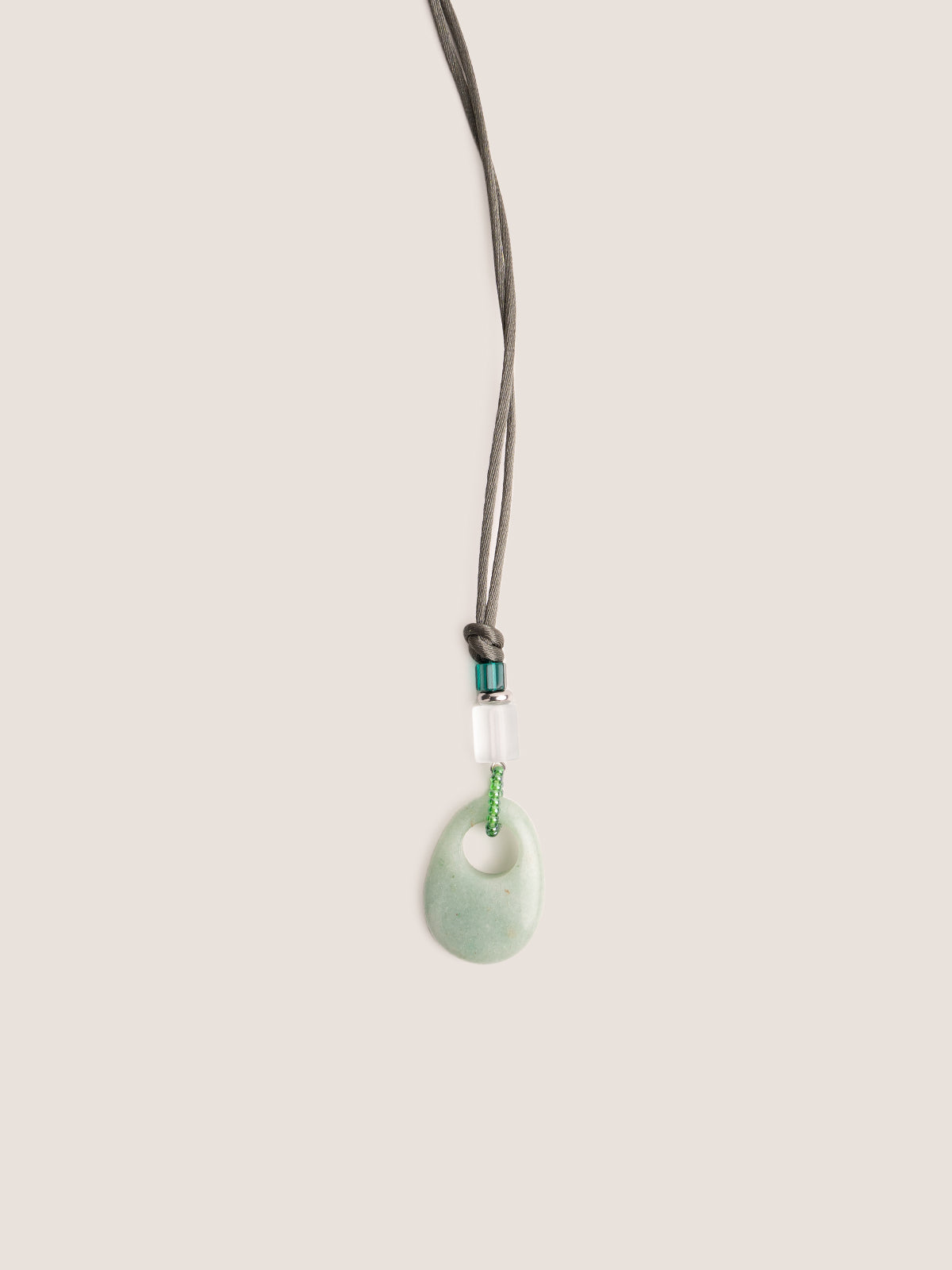 Collana Pendente con filo in raso verde militare e pendente centrale in pietra dura avventurina 