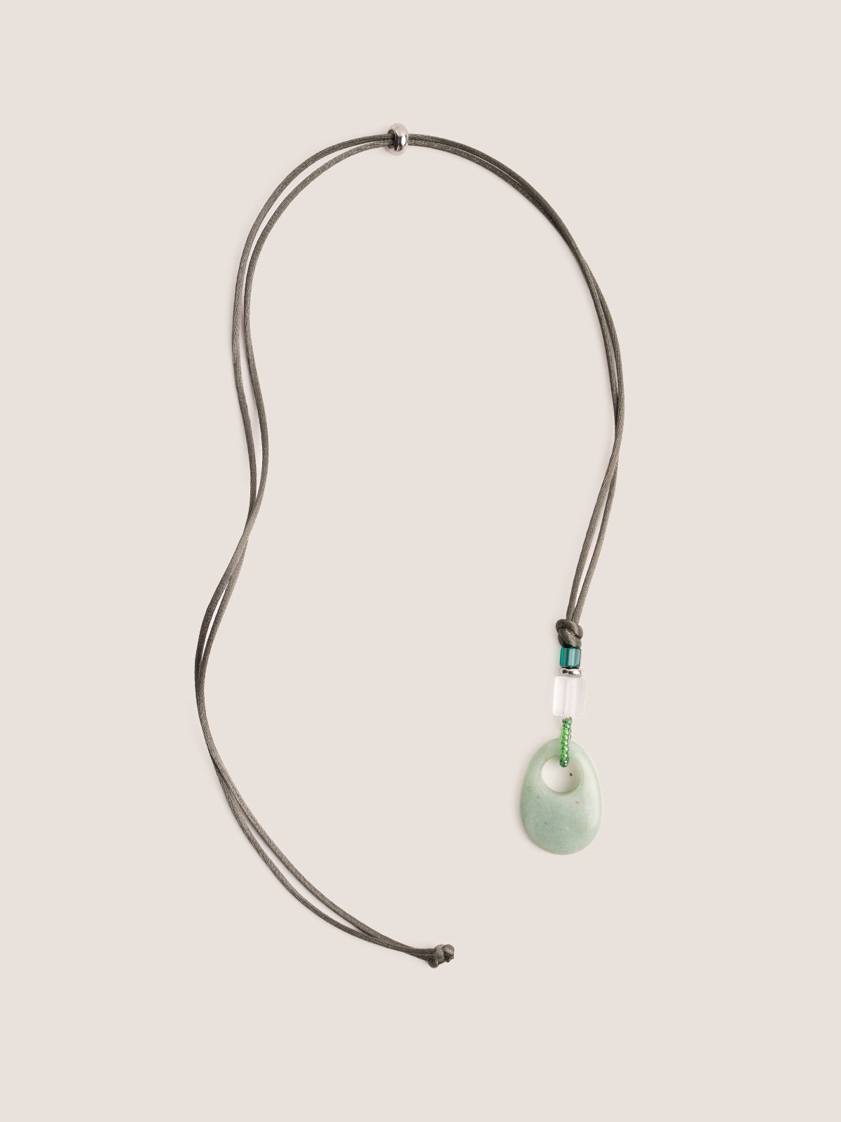 Collana Pendente con filo in raso verde militare e pendente centrale in pietra dura avventurina 