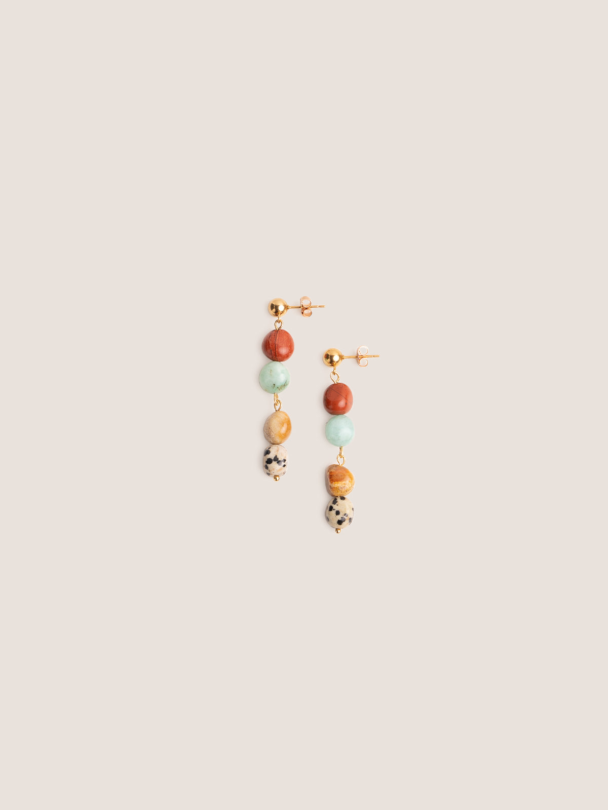 Orecchini con pietre dure in diaspro rosso, lapislazzuli, diaspro dalmata e amazzonite, fotografia still life su sfondo neutro.